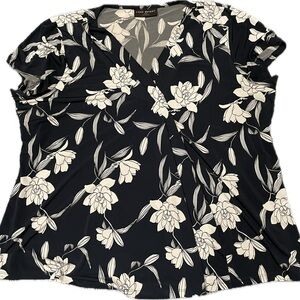 Lane Bryant Short Sleeve V Neck Swing Top, size 18/20